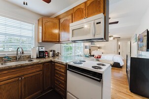 Apartamento Confort, 1 habitación, vistas al jardín | Cocina privada | Frigorífico grande, microondas, horno y placa de cocina