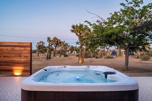 Outdoor spa tub - Desert Retreat, Hot tub, views, fire pit,  games, EV charger (Yucca Valley)