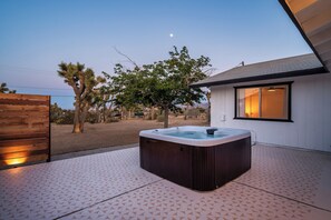 Terrace/patio - Desert Retreat, Hot tub, views, fire pit,  games, EV charger (Yucca Valley)