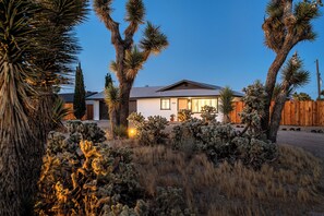 Exterior - Desert Retreat, Hot tub, views, fire pit,  games, EV charger (Yucca Valley)