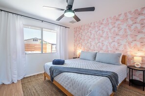 2 bedrooms, desk, travel crib, WiFi - Desert Retreat, Hot tub, views, fire pit,  games, EV charger (Yucca Valley)