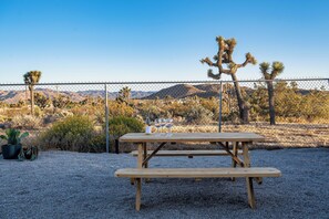 Outdoor dining - Desert Retreat, Hot tub, views, fire pit,  games, EV charger (Yucca Valley)