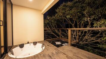 Tina de hidromasaje al aire libre