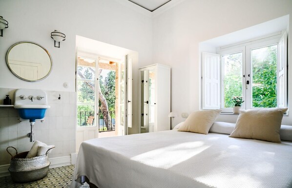 10 bedrooms, travel crib, WiFi