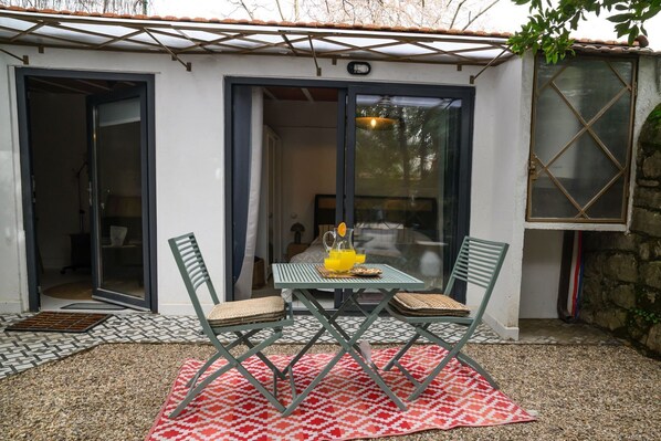 Outdoor dining - old chicken coop apartment (Collado Villalba)