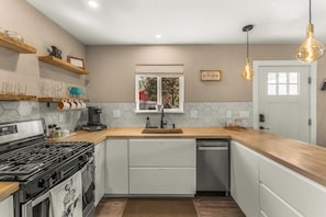 Fridge, microwave, oven, stovetop - LUX Guest Suite Near Amazing Hiking Trails (Colorado Springs)