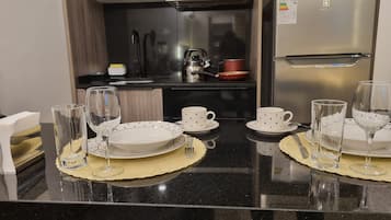 Kühlschrank, Mikrowelle, Ofen, Geschirrspüler