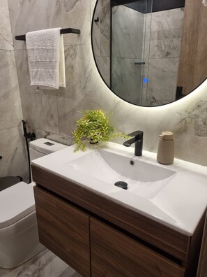 Secadora de cabello, toallas, jabón, papel de baño 
