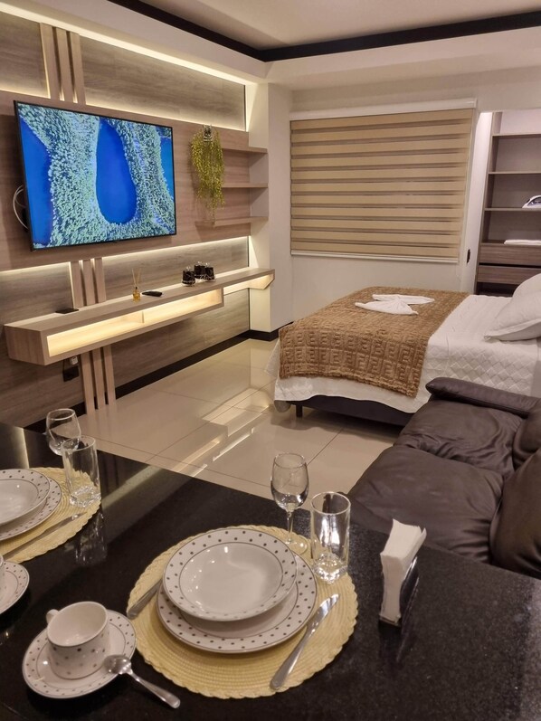 1 habitación, escritorio, tabla de planchar con plancha y wifi gratis 