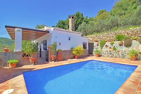 Casa Munoz Acosta %2D Traditional Andalucia cortijo %2D view of the pool and house