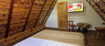 Charming 1-bedroom apartment with WiFi, AC in serene Jezerce