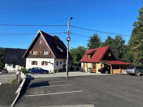 Charming 1-bedroom apartment with WiFi, AC in serene Jezerce