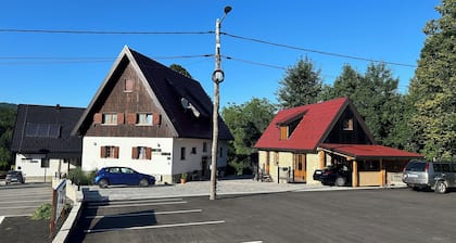 Charming 1-bedroom apartment with WiFi, AC in serene Jezerce
