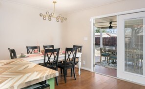Outdoor dining - Haus on Edison | 3/2, Full Kitchen, Private Pool (Fredericksburg)