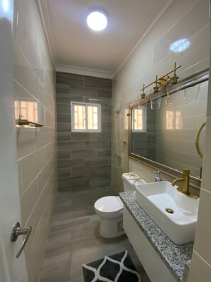 Douche, sĂšche-cheveux, serviettes fournies, savon