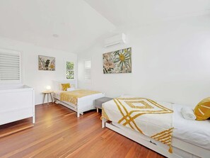 4 habitaciones, tabla de planchar con plancha, wifi y ropa de cama 