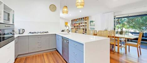 Køleskab, mikrobølgeovn, ovn, kogeplade