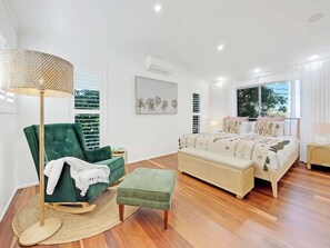 4 habitaciones, tabla de planchar con plancha, wifi y ropa de cama 