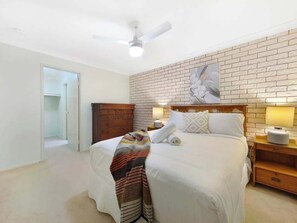 3 bedrooms, desk, iron/ironing board, WiFi
