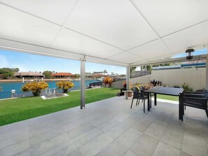 Outdoor dining - Spacious Holiday Unit on Canal at Banksia Beach (Banksia Beach)