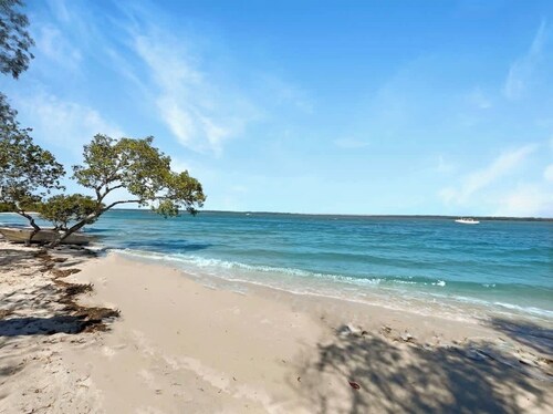 Spacious Holiday Unit on Canal at Banksia Beach