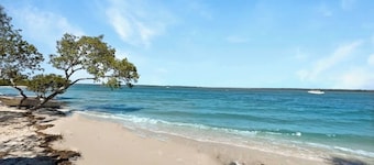 Spacious Holiday Unit on Canal at Banksia Beach