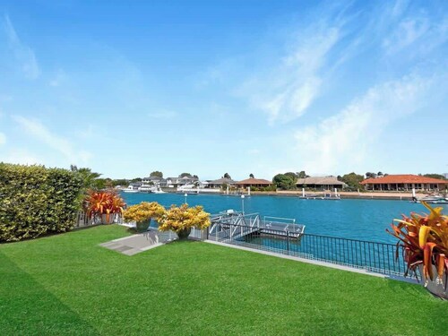 Spacious Holiday Unit on Canal at Banksia Beach