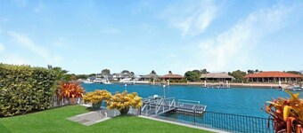 Spacious Holiday Unit on Canal at Banksia Beach