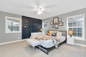 7 bedrooms, iron/ironing board, WiFi, bed sheets - 01. Paused (Houston)