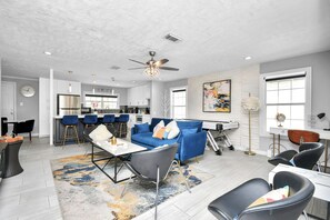 Interior - 01. Paused (Houston)