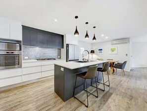 Fridge, oven, stovetop, dishwasher