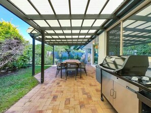 Outdoor dining - Bokarina Beach House - Family & Pet Friendly (Bokarina)