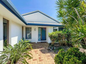 Exterior - Bokarina Beach House - Family & Pet Friendly (Bokarina)