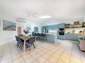 Dining - Bokarina Beach House - Family & Pet Friendly (Bokarina)