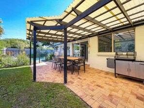 Outdoor dining - Bokarina Beach House - Family & Pet Friendly (Bokarina)