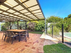 Outdoor dining - Bokarina Beach House - Family & Pet Friendly (Bokarina)