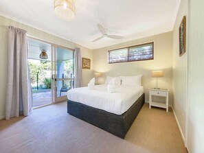 3 bedrooms, desk, iron/ironing board, WiFi - Bokarina Beach House - Family & Pet Friendly (Bokarina)