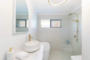 Shower, hair dryer, shampoo - Salt & Sky - Kawana Rooftop Beach Break (Buddina)