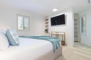 2 bedrooms, desk, iron/ironing board, WiFi