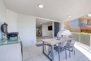 Outdoor dining - Salt & Sky - Kawana Rooftop Beach Break (Buddina)