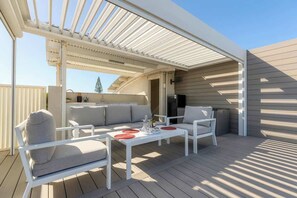 Terrace/patio - Salt & Sky - Kawana Rooftop Beach Break (Buddina)