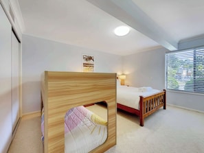 5 bedrooms, desk, iron/ironing board, WiFi