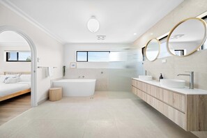 Dusche, Haartrockner, Shampoo