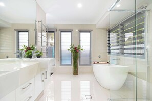 Dusche, Haartrockner, Shampoo