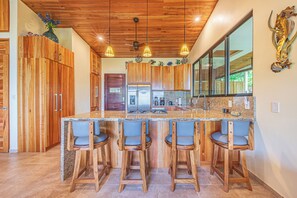 Kühlschrank, Ofen, Herdplatte, Wasserkocher mit Kaffee-/Teezubehör