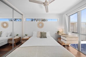 4 bedrooms, desk, iron/ironing board, WiFi - Saltbreeze - Twin Waters Laidback Poolside Living (Twin Waters)