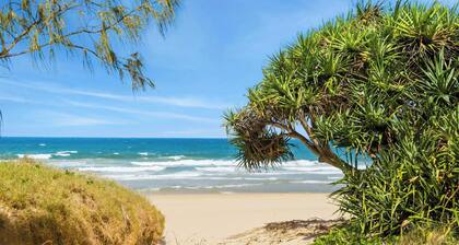 Saltbreeze - Twin Waters Laidback Poolside Living