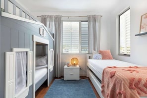 4 habitaciones, tabla de planchar con plancha, wifi y ropa de cama
