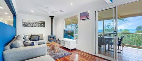 Una televisión, una chimenea, una oficina