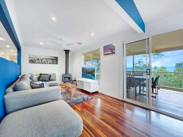 TV, fireplace, offices - Hinterland Tranquil Escape with Beautiful Views (Ninderry)